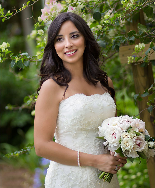 florida-garden-wedding-venue-bride-white-pink-peonies-bouquet