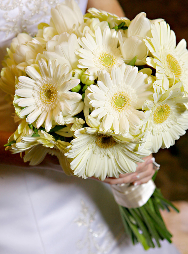 white-daisy-wedding-bouquet