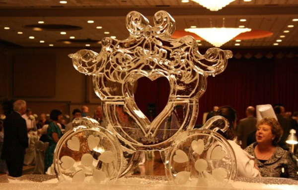 winter-wedding-ice-sculpture