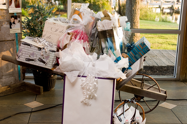 wedding-gifts-stationery-table