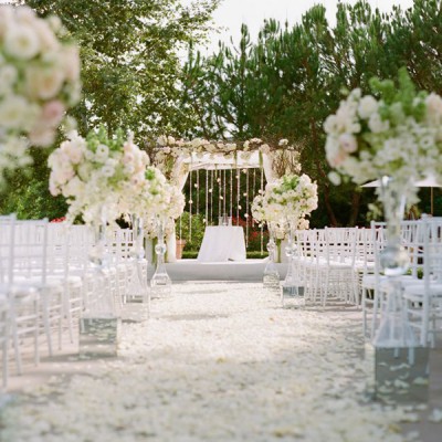 Beautiful Outdoor Wedding Venue Decor | WeddingElation