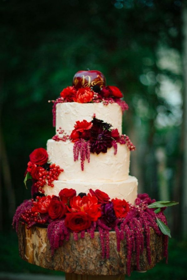 Flower-decorated wedding cake