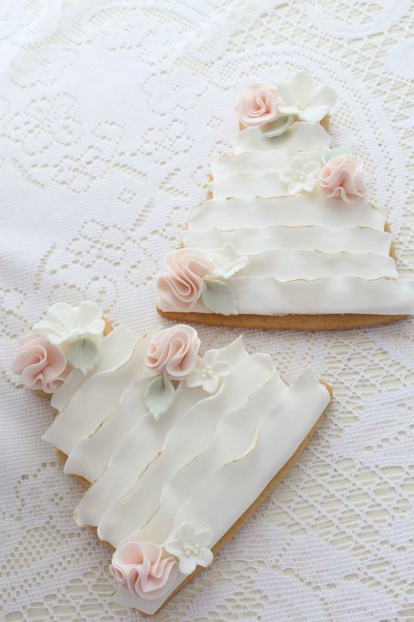 Wedding cake-shaped cookies