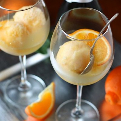 Champagne floats for summer wedding